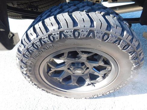 Used 2018 Chevrolet Silverado 1500 LT w/ Redline Edition image 8