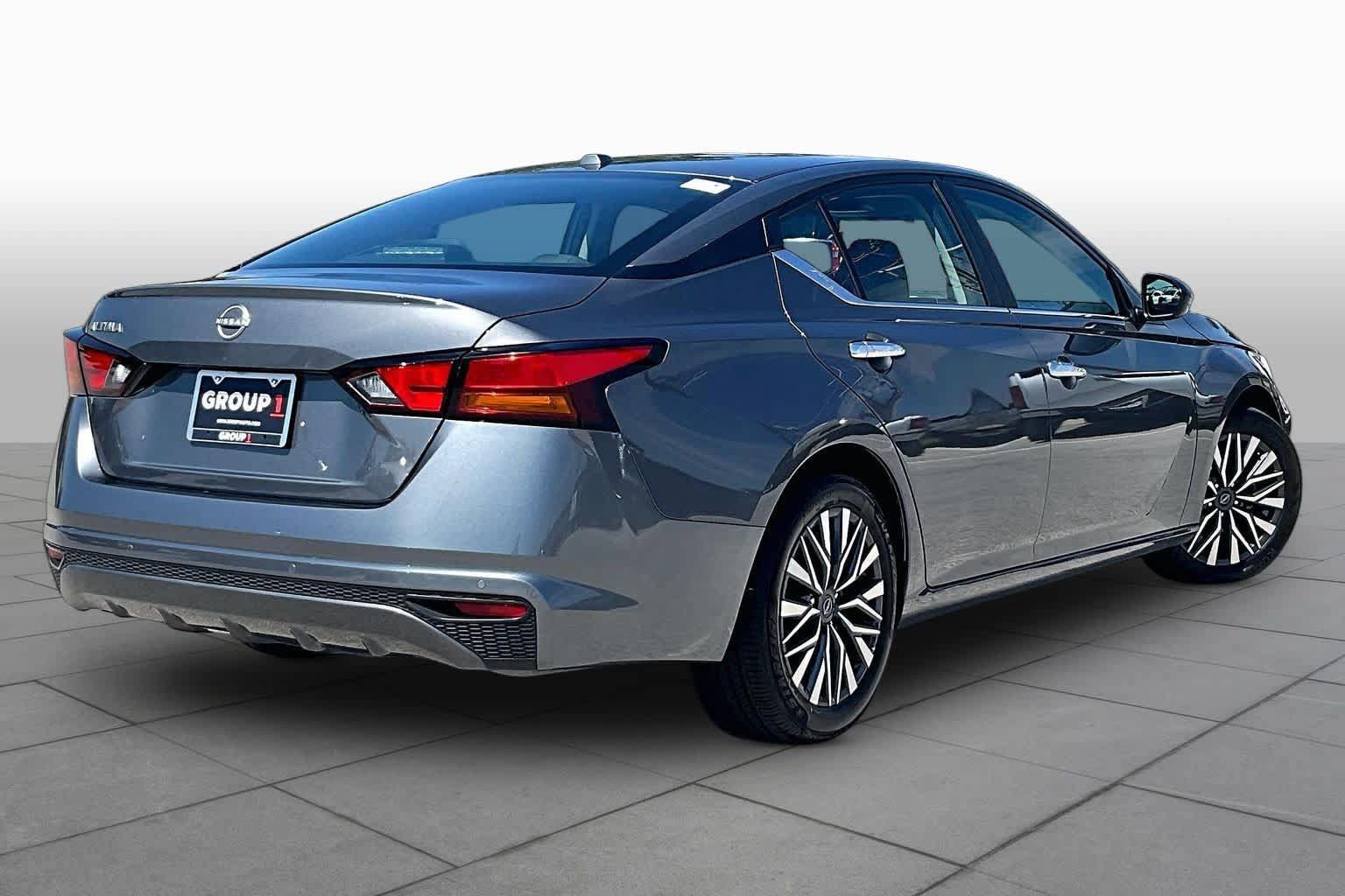Used 2025 Nissan Altima 2.5 SV FWD image 13