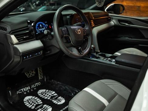 Used 2025 Toyota Camry SE w/ Convenience Package image 8