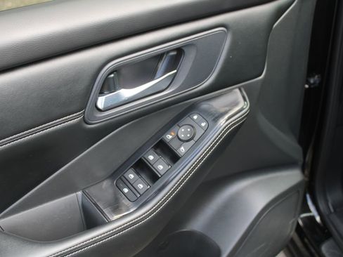 Used 2024 Nissan Rogue SV w/ SV Premium Package FWD image 19