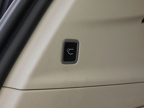 Used 2024 Chrysler Pacifica Limited FWD image 10