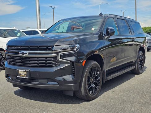 Used 2022 Chevrolet Suburban RST w/ Luxury Package AWD/4WD image 7