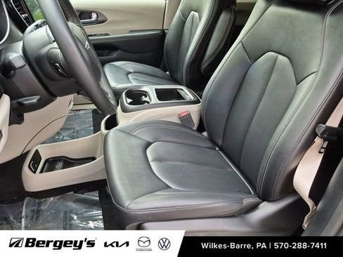 Used 2024 Chrysler Pacifica Touring-L FWD image 12
