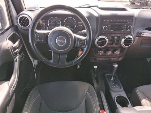 Used 2017 Jeep Wrangler Unlimited Sahara w/ Connectivity Group AWD/4WD image 7