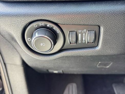 Used 2018 Chrysler Pacifica Limited FWD image 12