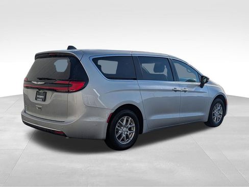 New 2026 Chrysler Pacifica Select FWD image 2