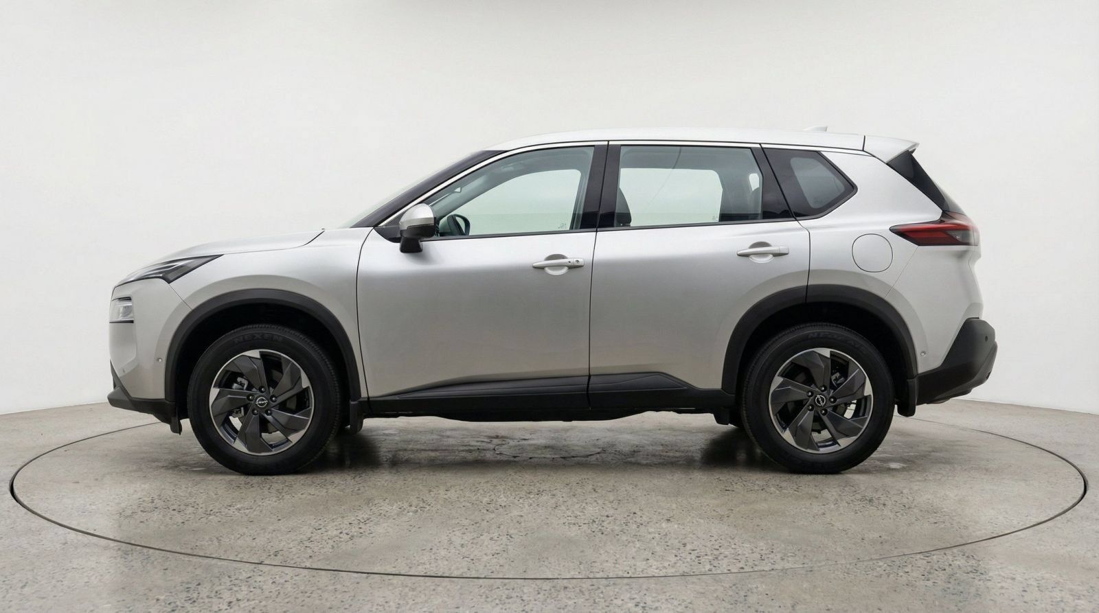 Used 2025 Nissan Rogue SV FWD image 4