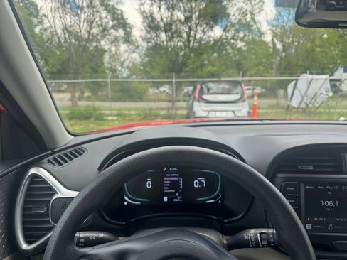 Used 2025 Kia Soul LX w/ LX Technology Package FWD image 32