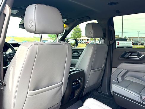 Used 2025 GMC Yukon Elevation AWD/4WD image 17