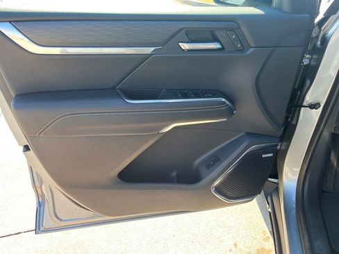 Used 2025 GMC Acadia Elevation image 13