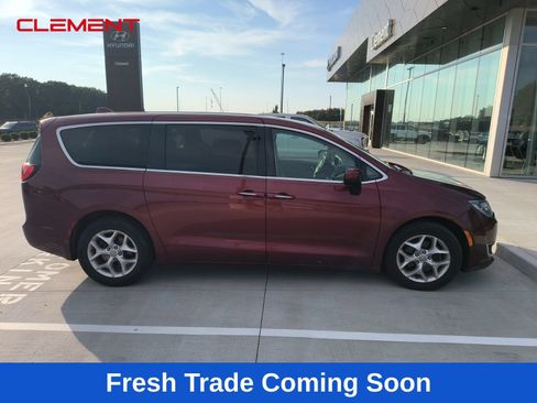 Used 2017 Chrysler Pacifica Touring Plus w/ Tire & Wheel Group FWD image 4