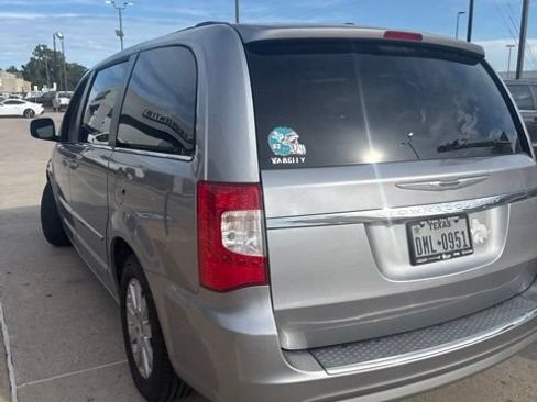 Used 2014 Chrysler Town & Country Touring FWD image 2