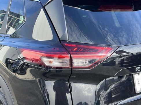 Used 2023 Nissan Rogue SV w/ SV Premium B Package image 10