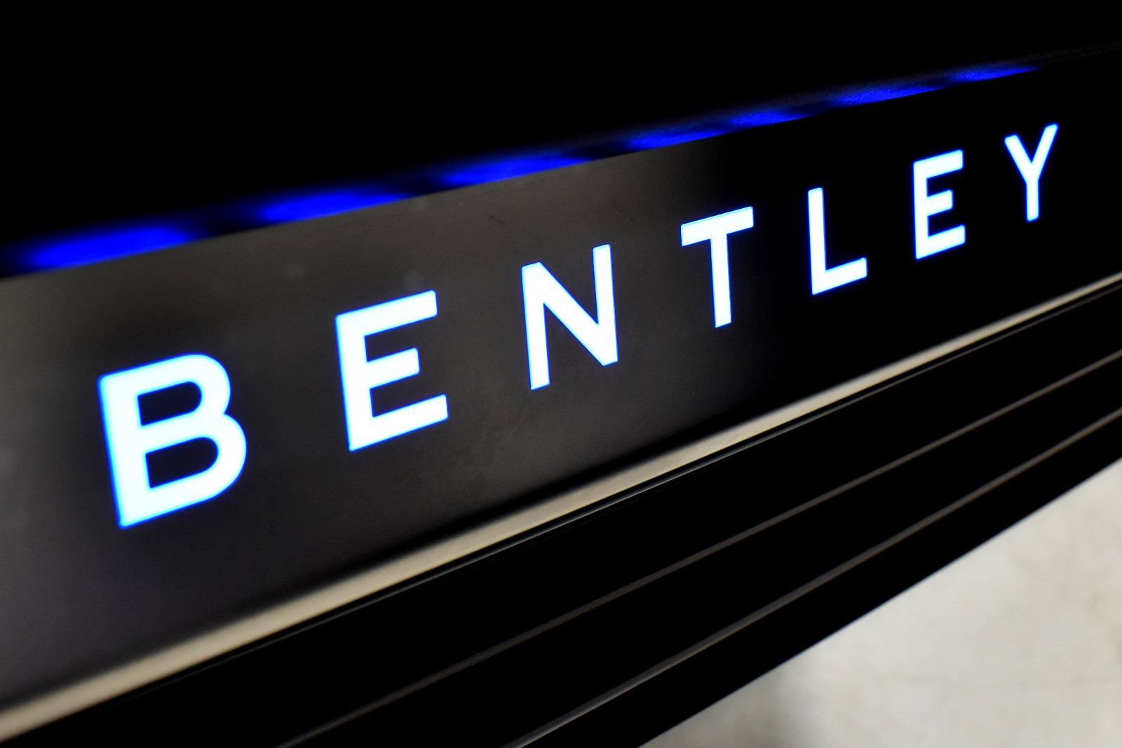 Certified 2023 Bentley Flying Spur Azure AWD/4WD image 43