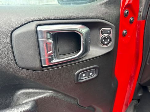 Used 2025 Jeep Wrangler Unlimited Rubicon 4xe w/ Convenience Group AWD/4WD image 11