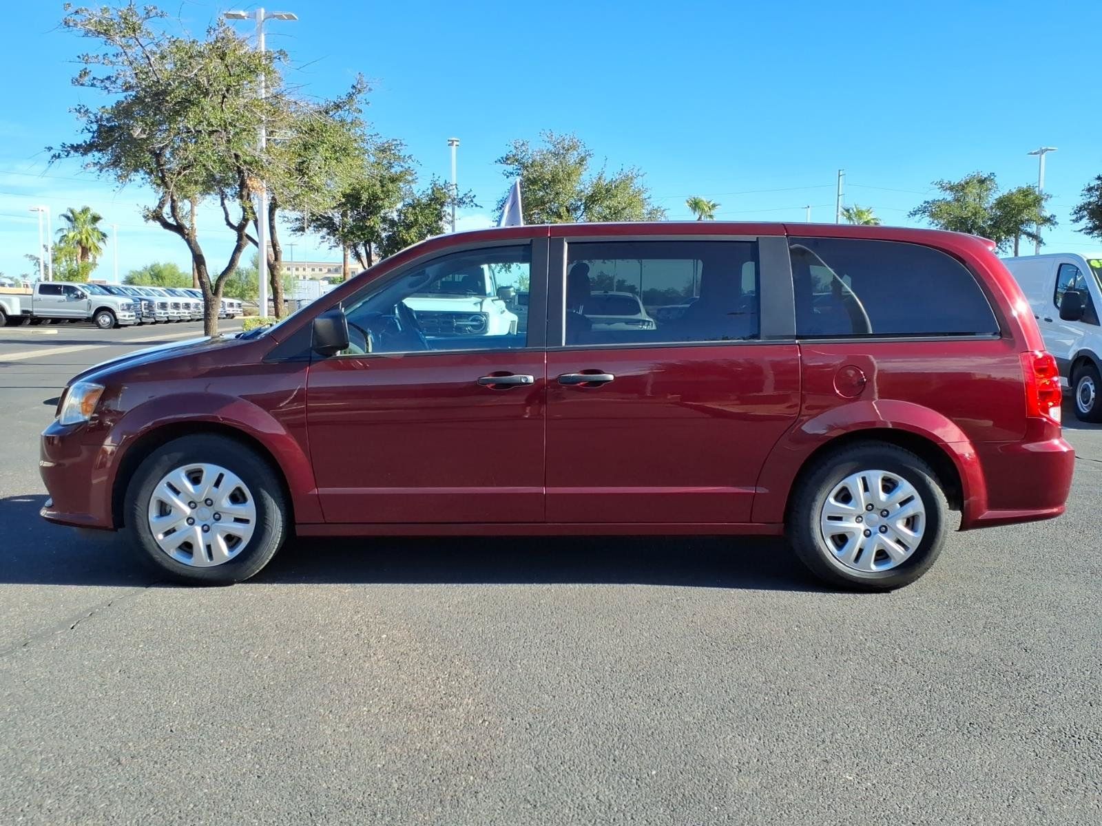 Used 2019 Dodge Grand Caravan SE w/ UConnect Hands-Free Group FWD image 2