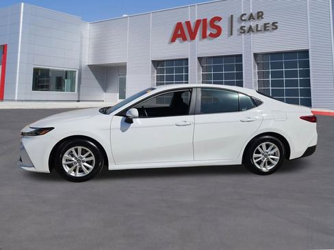 Used 2025 Toyota Camry LE image 2