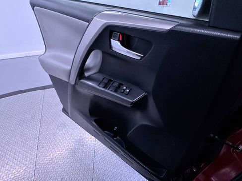 Used 2018 Toyota RAV4 XLE AWD/4WD image 31