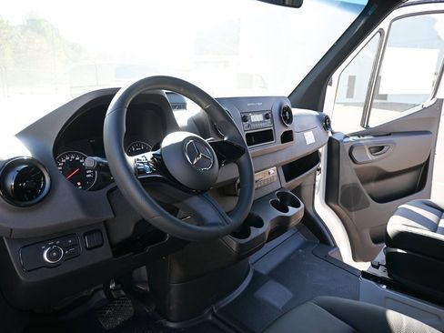 Used 2025 Mercedes-Benz Sprinter 2500 image 6