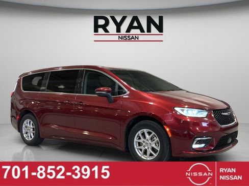 Used 2023 Chrysler Pacifica Touring-L FWD image 9