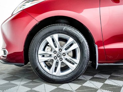 Used 2024 Toyota Sienna Limited image 4