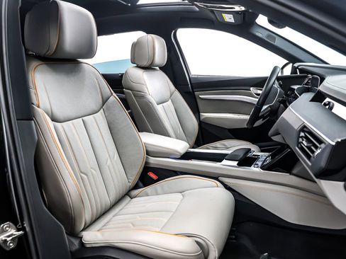 Used 2024 Audi Q8 e-tron Prestige w/ Prestige Package image 8