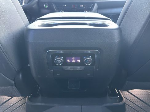 Used 2025 Chevrolet Suburban Z71 image 31