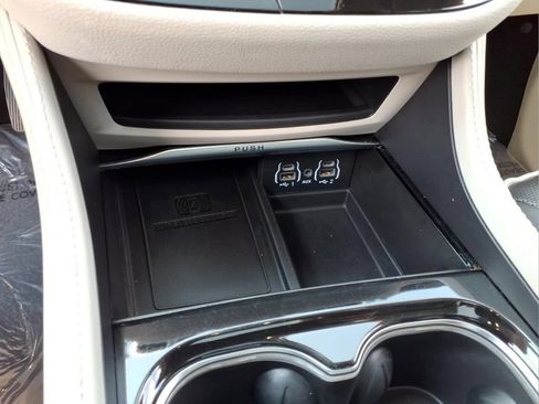 Used 2023 Chrysler Pacifica Limited FWD image 12