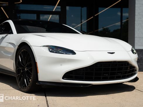 Used 2022 Aston Martin V8 Vantage Coupe RWD image 2