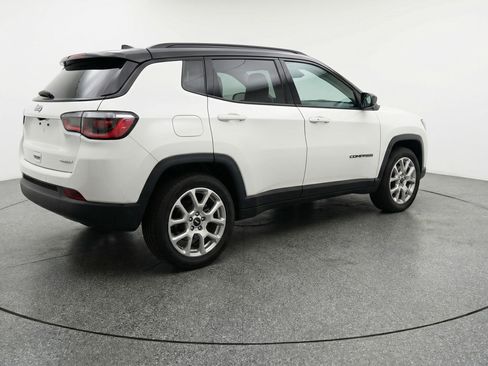 Used 2025 Jeep Compass Limited AWD/4WD image 9