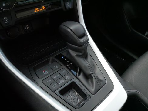 Certified 2025 Toyota RAV4 XLE AWD/4WD image 24