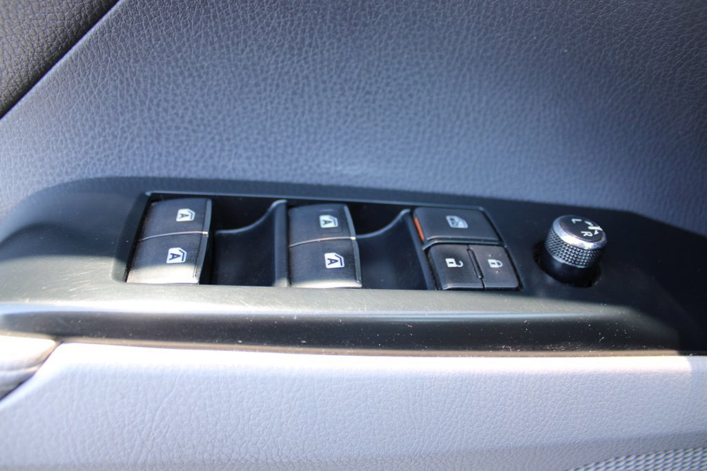 Used 2019 Toyota Camry XLE w/ Navigation Package FWD image 23