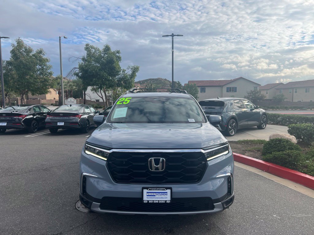 Used 2025 Honda Pilot Touring image 3
