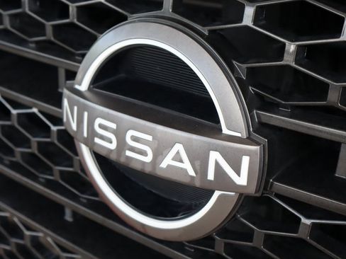 Used 2023 Nissan Titan SV image 44