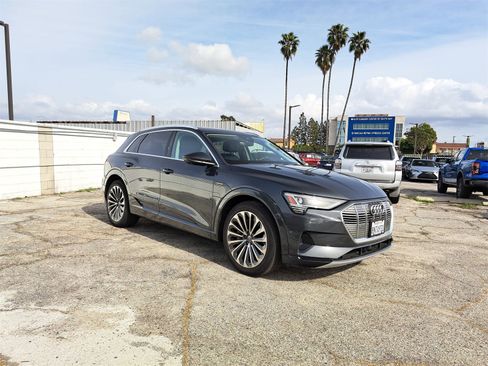 Used 2019 Audi e-tron Prestige w/ Prestige Package image 2