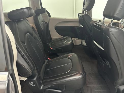 Used 2018 Chrysler Pacifica Touring-L Plus w/ Advanced Safetytec Group FWD image 26