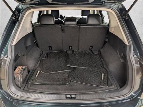 Used 2018 Volkswagen Tiguan SE w/ Panoramic Sunroof Package image 7