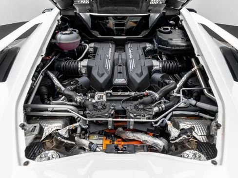 Used 2024 Lamborghini Revuelto image 9