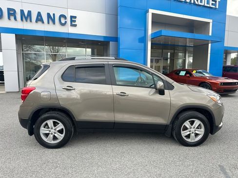 Used 2021 Chevrolet Trax LT w/ Premium Seat Package image 3