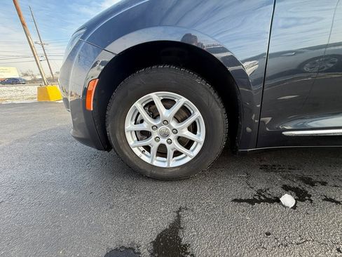 Used 2020 Chrysler Pacifica Touring-L image 9