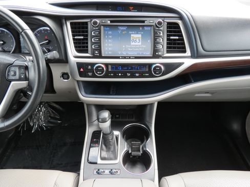 Used 2016 Toyota Highlander Limited image 19