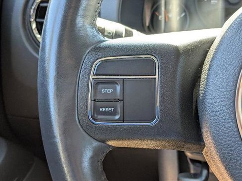 Used 2016 Jeep Patriot Latitude AWD/4WD image 4