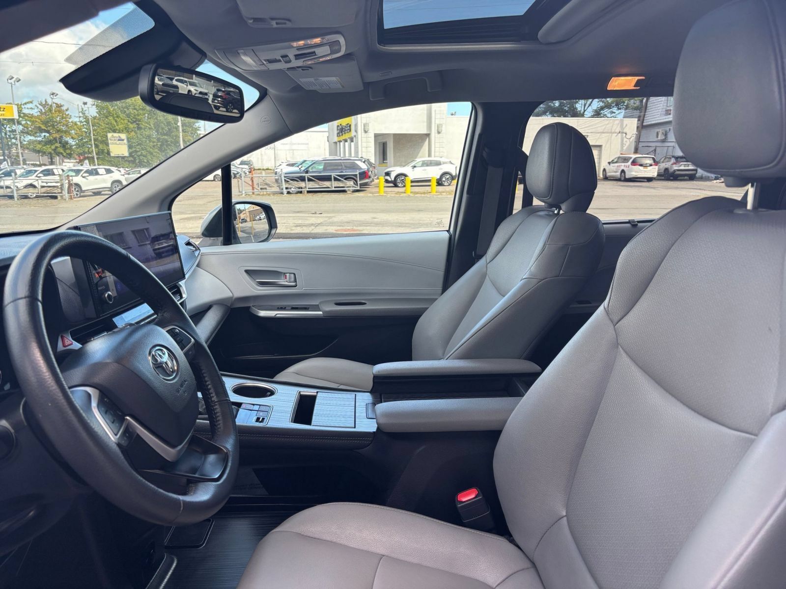 Used 2025 Toyota Sienna XLE FWD image 26