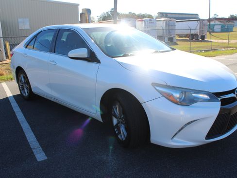 Used 2017 Toyota Camry SE w/ Moonroof Package image 14