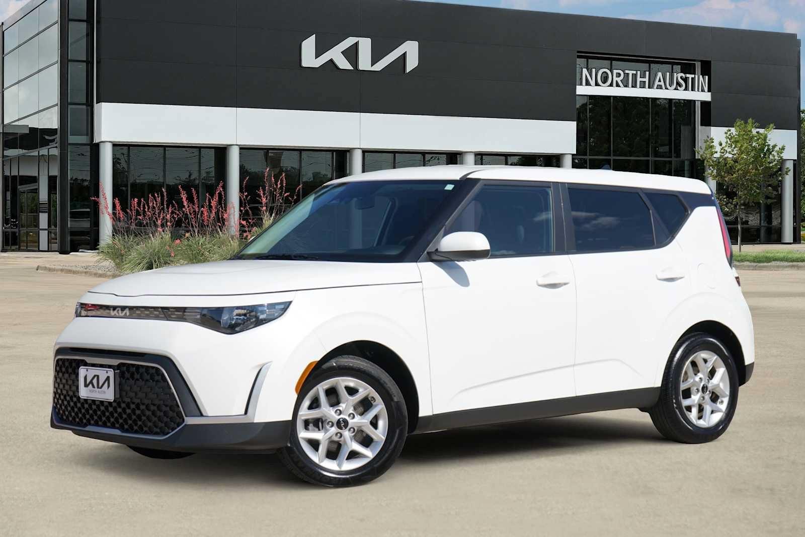 Used 2025 Kia Soul LX w/ LX Technology Package FWD image 1