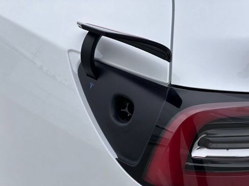 Used 2022 Tesla Model Y Long Range AWD/4WD image 26