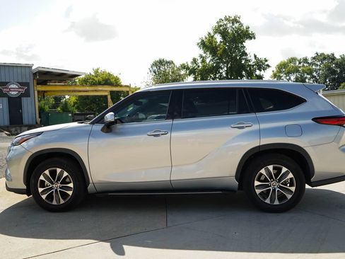 Used 2022 Toyota Highlander XLE FWD image 24