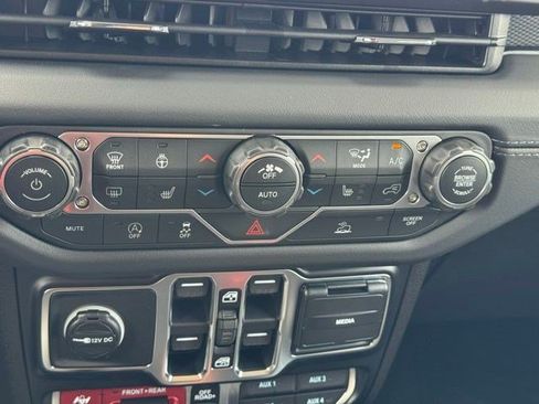 New 2026 Jeep Wrangler Unlimited Rubicon AWD/4WD image 19