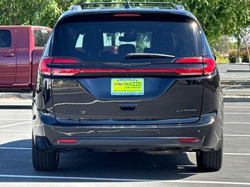Used 2025 Chrysler Pacifica Limited FWD image 12