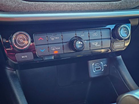 Certified 2024 Jeep Compass Latitude image 24